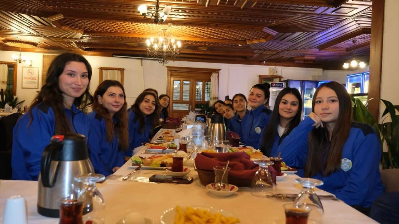 Başkan Günay’dan MY Bozüyükspor Salon Hokeyi Kız Takımına Moral Ziyareti 4